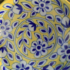 Gele schaal met bloemdecoratie
