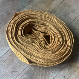 Okergeel band met goudkleurige streepjes