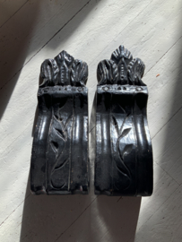 Set van 2 antieke houten ornamenten.