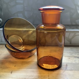 Kleine bruine apothekers pot van amberkleurig glas