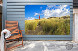 Vuurtoren en duinen, ringen in de hoeken.