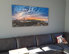 Canvas boven de bank.