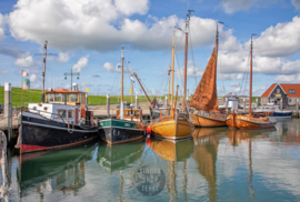 Schepen in haven van Oudeschild, ringen in de hoeken.