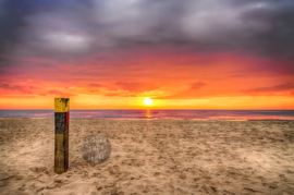 Strandpaal op Texel, ringen in de hoeken.