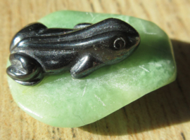 Hematiet kikker op blad hanger (K54)