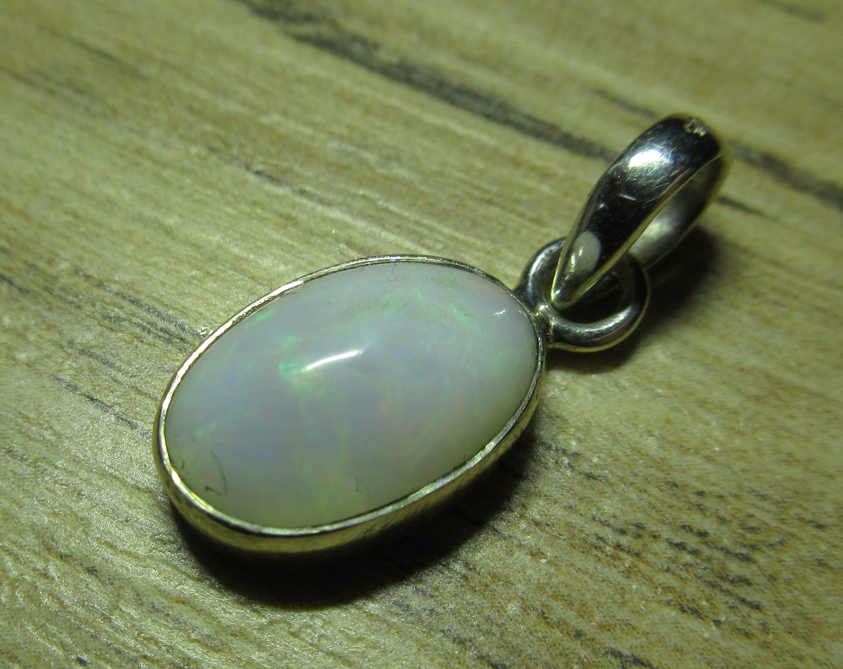 Opaal hanger (K66)