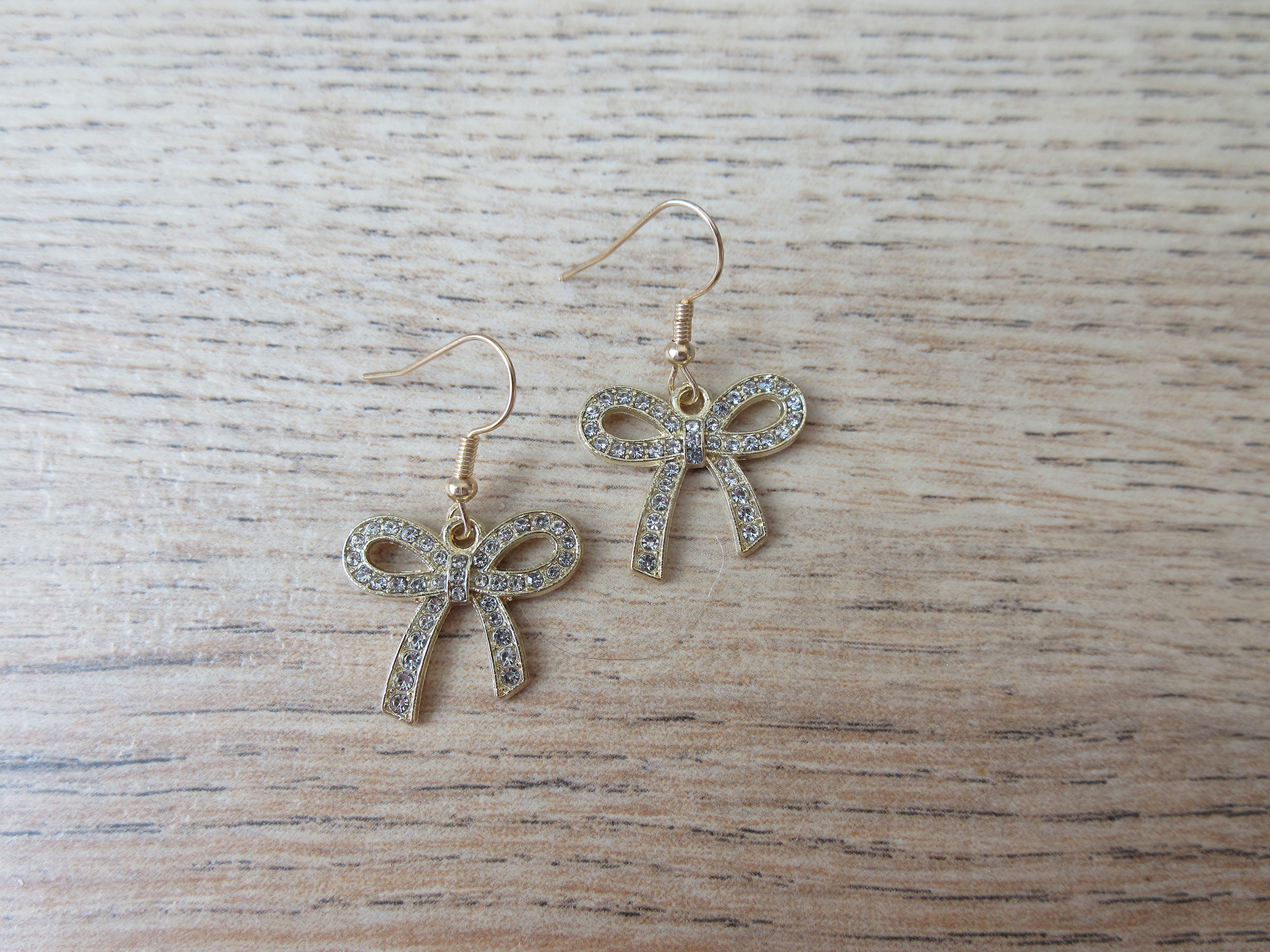 Strikje met steentjes goud