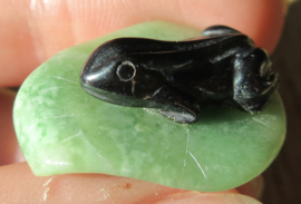 Hematiet kikker op blad hanger (K54)