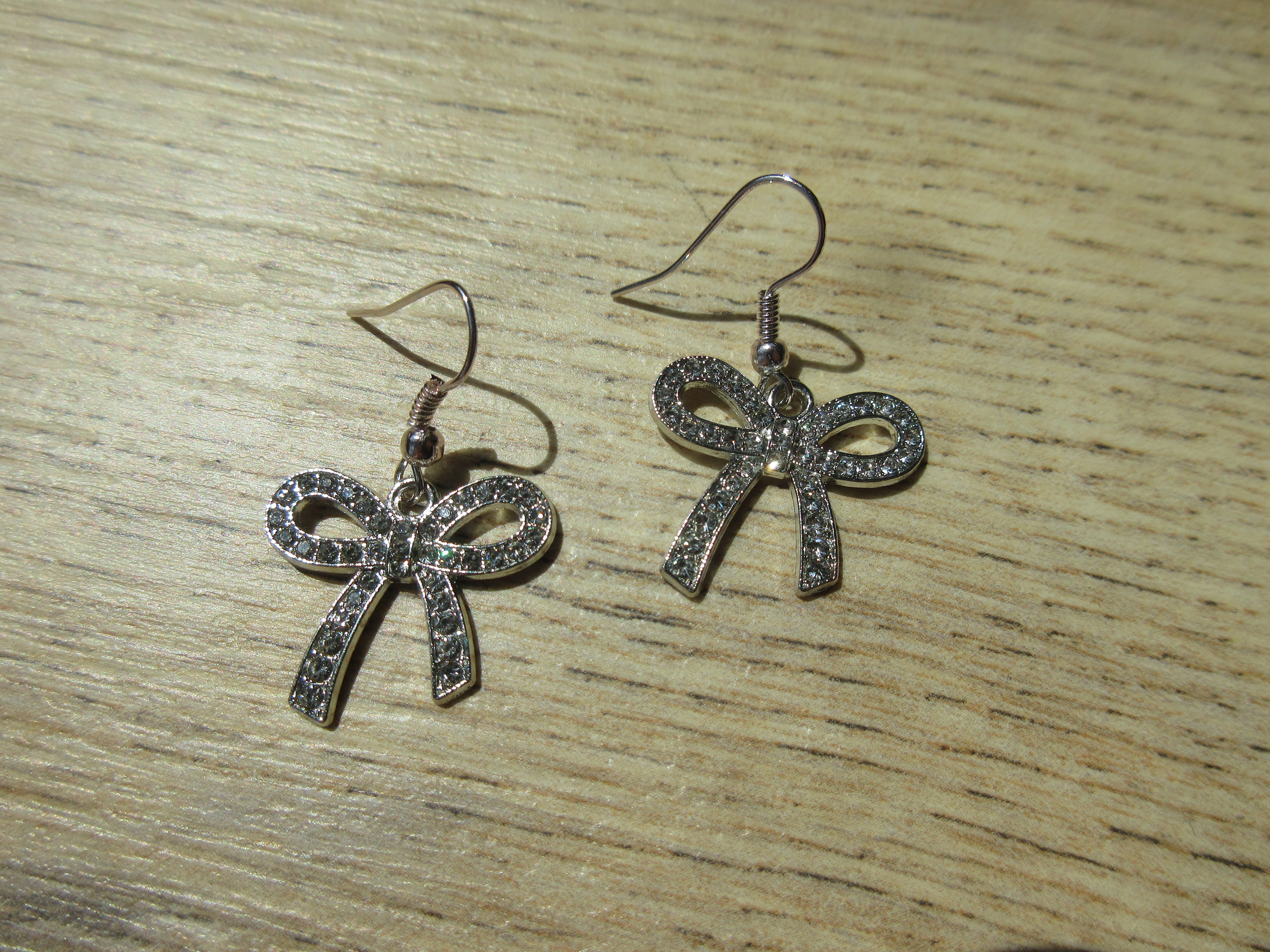Strikje met steentjes zilver