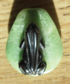 Hematiet kikker op blad hanger (K54)