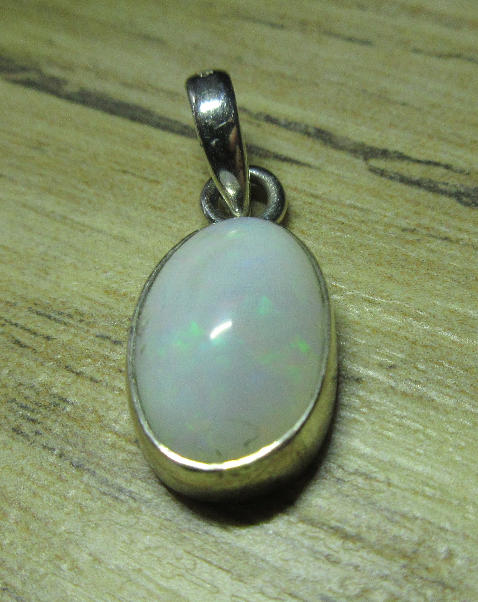 Opaal hanger (K66)