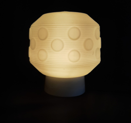 Jaren 60 plafondlamp | Schroefbol | Opaline glas bewerkte bol | Bakeliet