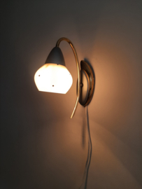 Jaren 50 wandlamp, koperen frame met melkglazen kapje