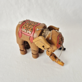 Vintage handgemaakte marionet in de vorm van een olifant