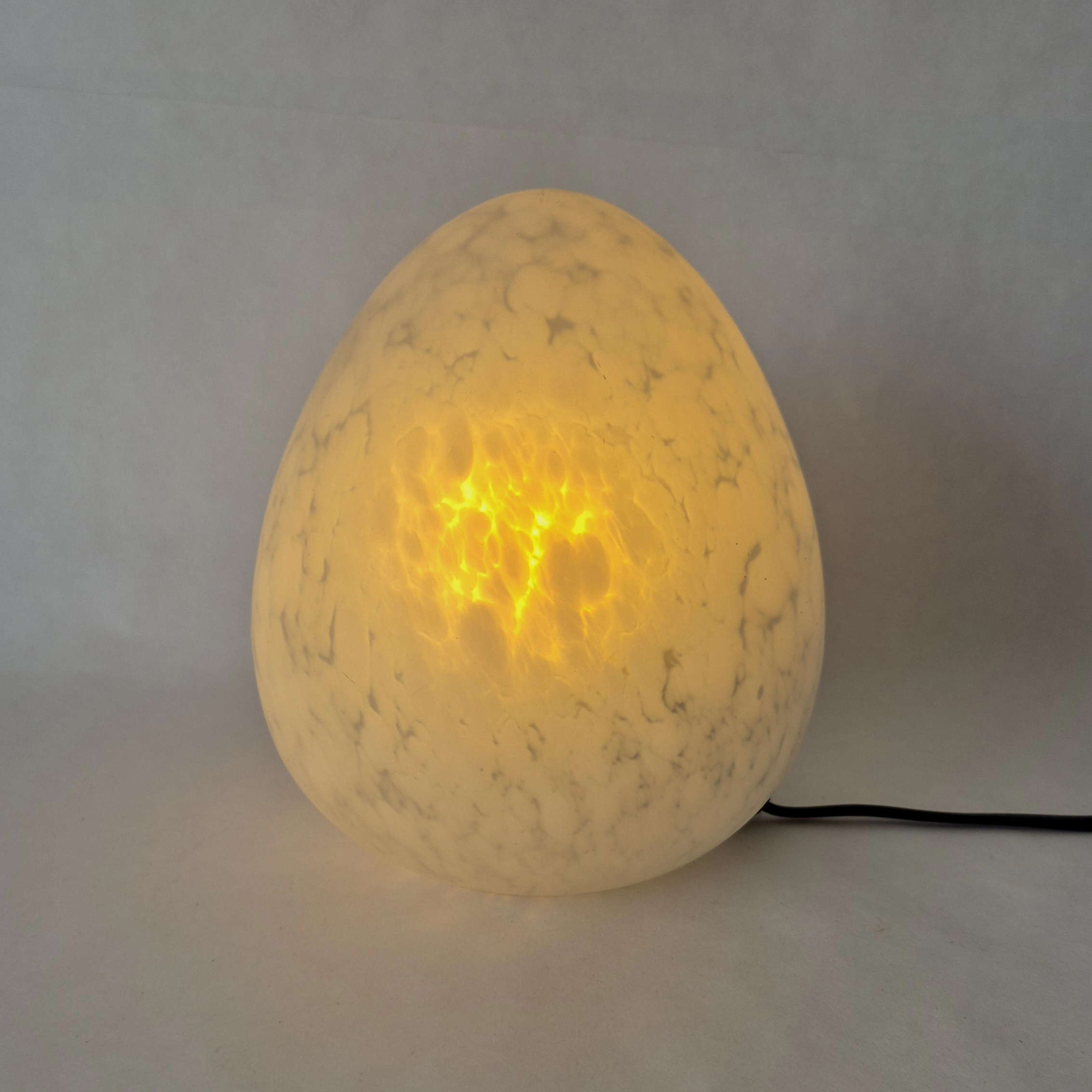 Tafellamp W.L.P. in eivorm | Vintage glazen lamp uit de jaren 80