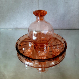Franse vintage roze likeurset, likeurfles met glazen en bord