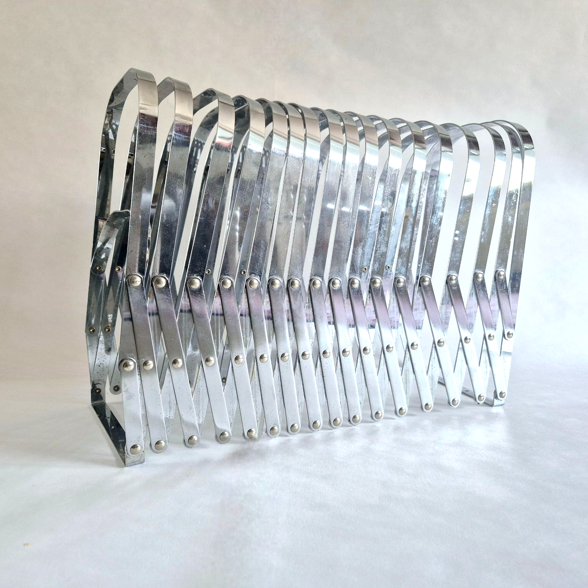 Chromen harmonica tijdschriften of LP rek van Luther Evans voor Present Time