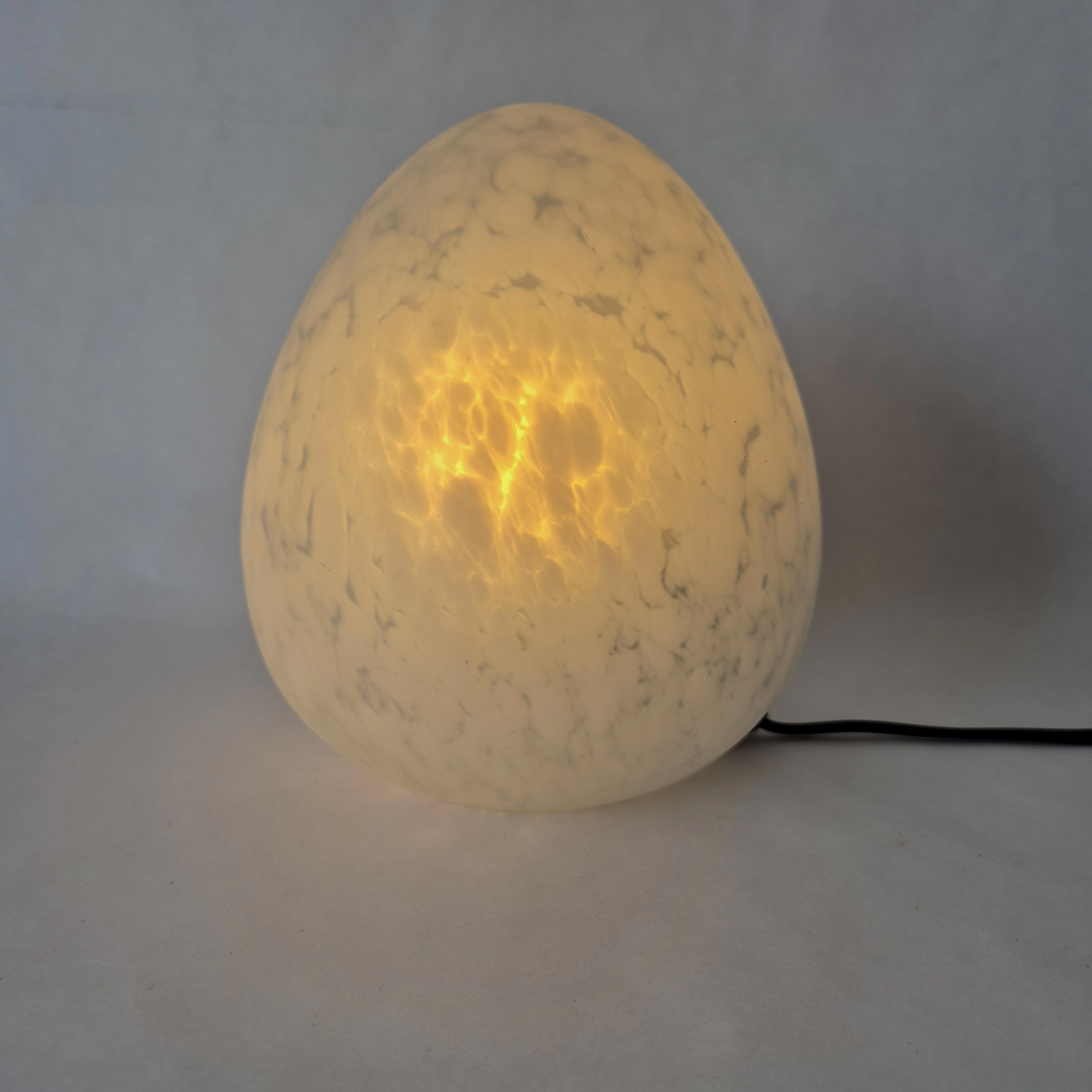 Tafellamp W.L.P. in eivorm | Vintage glazen lamp uit de jaren 80