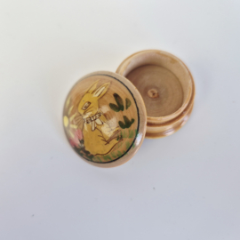 Vintage houten pillendoosje met voorjaarsdecor