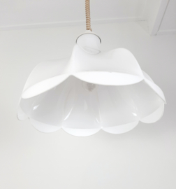 Jaren 70 wit kunststof hanglamp in de vorm van een bloem