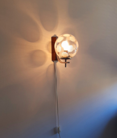 Jaren 60 wandlamp, metaal met glazen bol