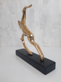 Vintage koperen beeld hert, gestileerd dier, art deco stijl