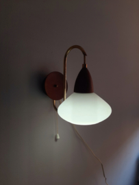 Prachtig Deens design jaren 50 wandlampje, hout met glazen kapje