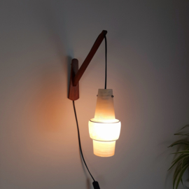 Jaren 50 wandlamp | hout met glazen kapje