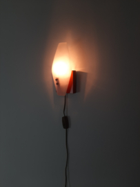 Jaren 70 wandlamp oranje met kunststof kap