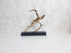 Vintage koperen beeld hert, gestileerd dier, art deco stijl