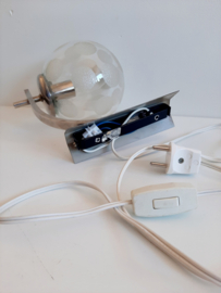 Jaren 60 wandlamp, metaal met glazen bol