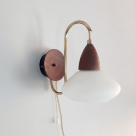 Prachtig Deens design jaren 50 wandlampje, hout met glazen kapje