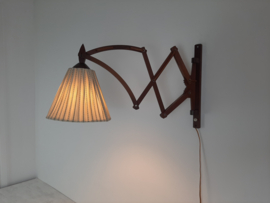 Houten wandlamp met zwenkarm | Jaren 70 schaarlamp