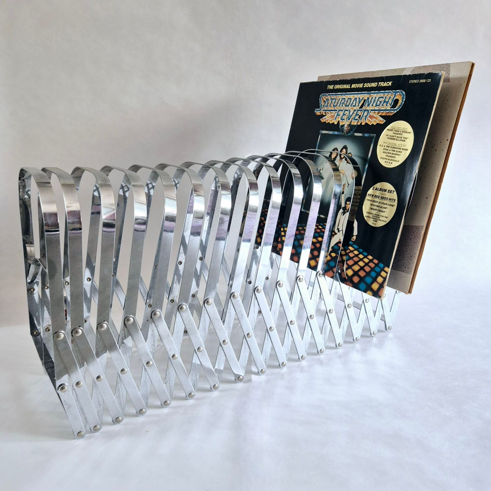 Chromen harmonica tijdschriften of LP rek van Luther Evans voor Present Time