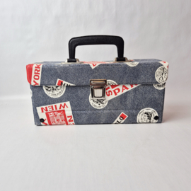 Vintage cassettekoffer met jeansprint en landenstempels