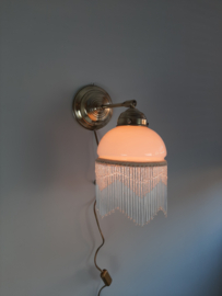 Vintage, witte wandlamp met kralenfranje | Glazen wandlamp