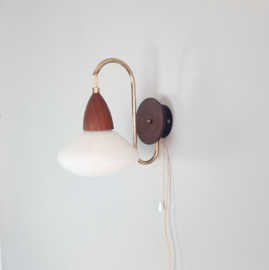 Prachtig Deens design jaren 50 wandlampje, hout met glazen kapje