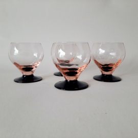 Set roze Art Deco glazen met paarse voet | Vintage glazen | Set van 4 glazen