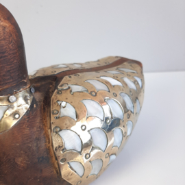 Vintage handgesneden beeld eend | Messing met parelmoer en houten eend