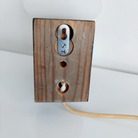Vintage jaren 70 wandlampje | Houten lamp met glazen kapje