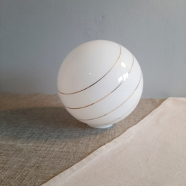 Hollywood Regency lampenkap bol  | Witte bol met gouden strepen