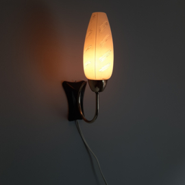 Vintage wandlamp met melkglazen kapje