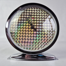 Vintage chromen wekker met iriserende, holografische wijzerplaat