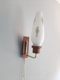 Jaren 50 wandlampje | hout met glazen kapje en messing armatuur