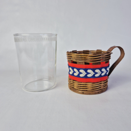 Set vintage glazen theebekers in gevlochten rieten houder