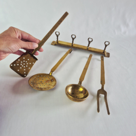 Set Antiek Messing Keukengerei met Wandrek