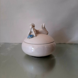 Bonbonschaal Goût | Vintage bonbonnière Goût by Vaga Int. | Meisje met vergeet-me-nietjes