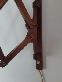 Houten wandlamp met zwenkarm | Jaren 70 schaarlamp