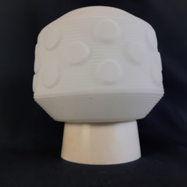 Jaren 60 plafondlamp | Schroefbol | Opaline glas bewerkte bol | Bakeliet