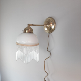 Vintage, witte wandlamp met kralenfranje | Glazen wandlamp